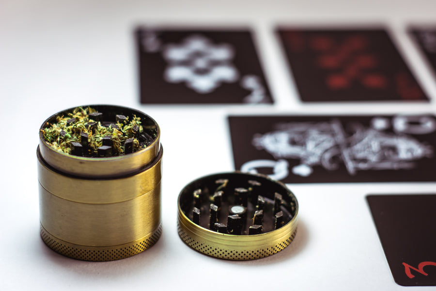 How To Use a Weed Grinder: Step-by-Step